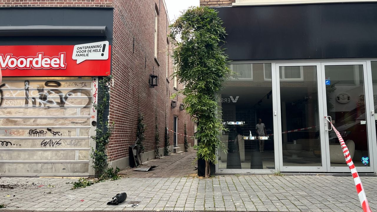 De steeg waar de auto's doorheen zijn gereden om bij de winkel te komen. De juwelier is gevestigd in een winkelgebied waar geen auto's horen te komen (foto: Jos Verkuijlen / Omroep Brabant). 