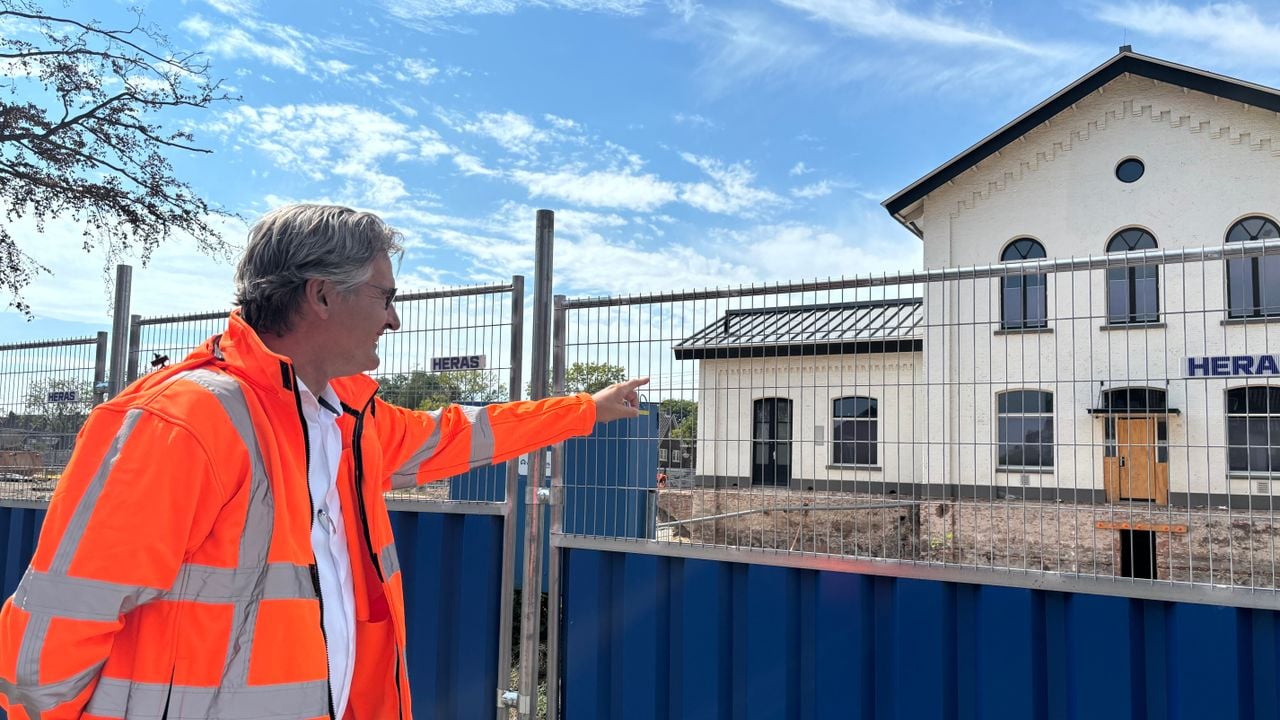 Taco Bresser regelt de verplaatsing van het stationsgebouw (foto: Agnes van der Straaten).