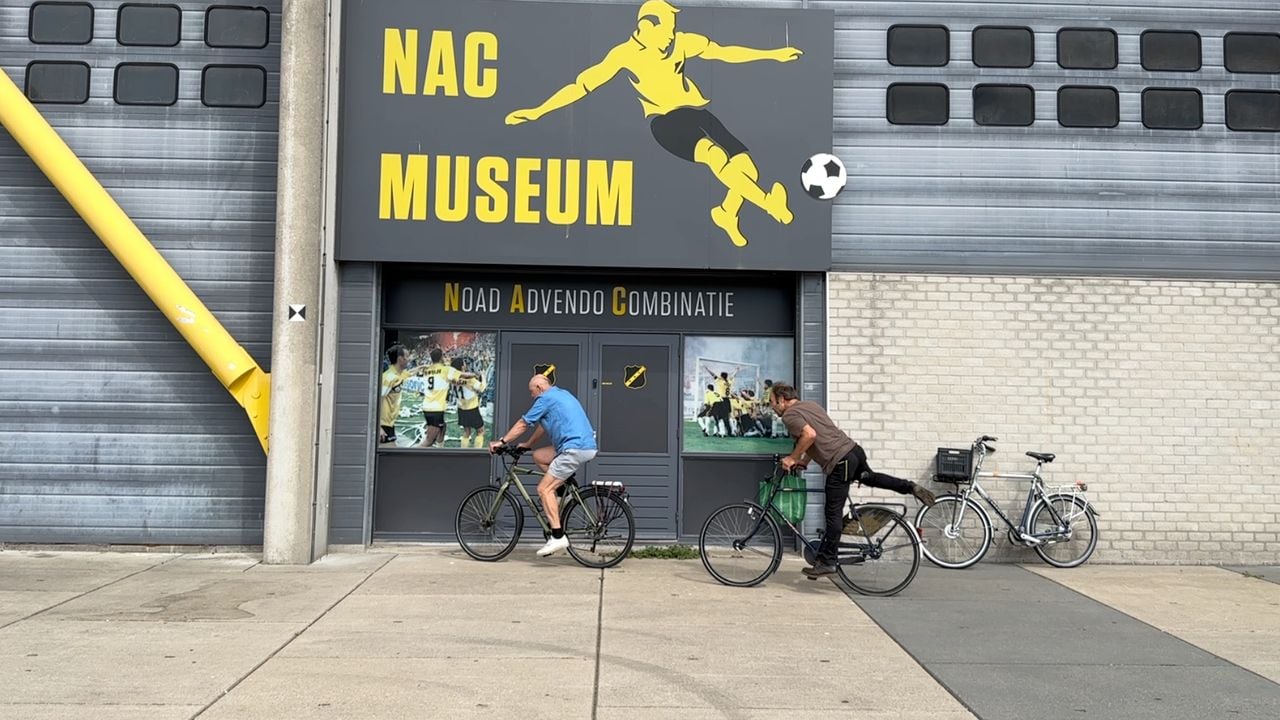 Kees van Hooijdonk en Tie Schellekens bij het NAC Museum (foto: Omroep Brabant).