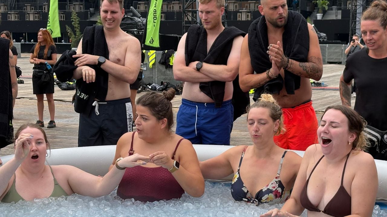 Lisette en Esmee (rechts) in het ijsbad (Foto: Imke van de Laar)