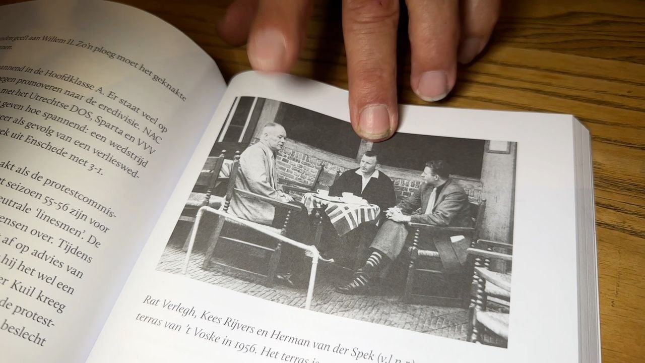 Rat Verlegh (l) met naast hem Kees Rijvers bij café 't Voske (foto: Omroep Brabant).