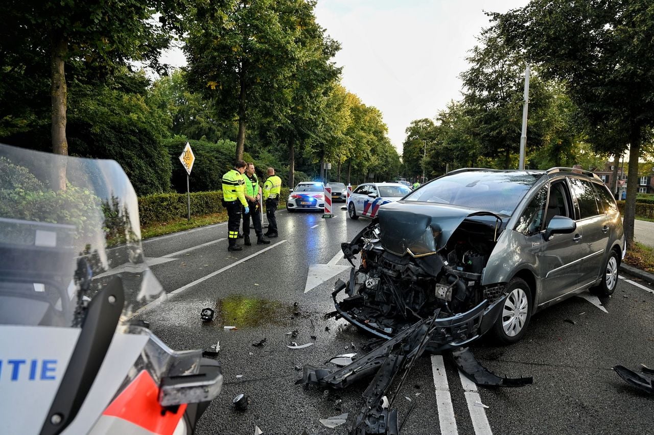 Flinke schade door het ongeluk (foto: Toby de Kort/Persbureau Heitink).