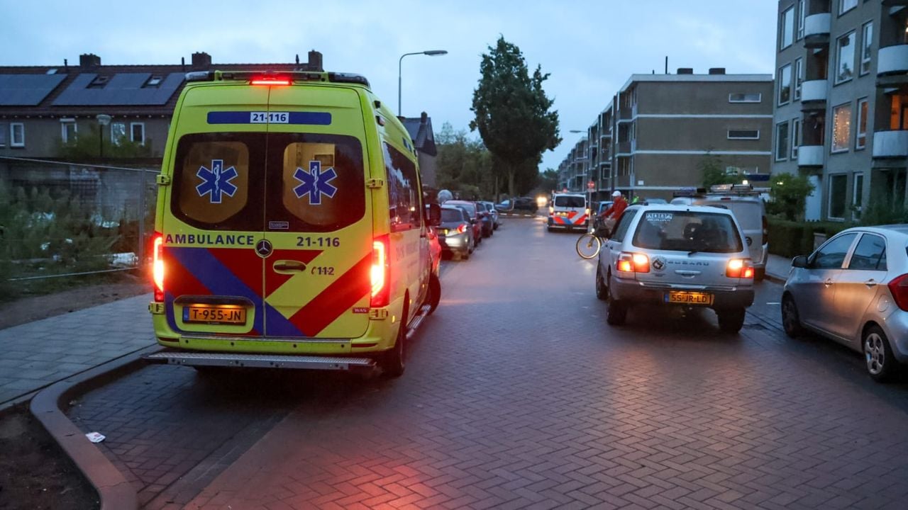 Meerdere ambulances kwamen op het ongeluk af. (Foto: Addy Smits / Persbureau Heitink.)