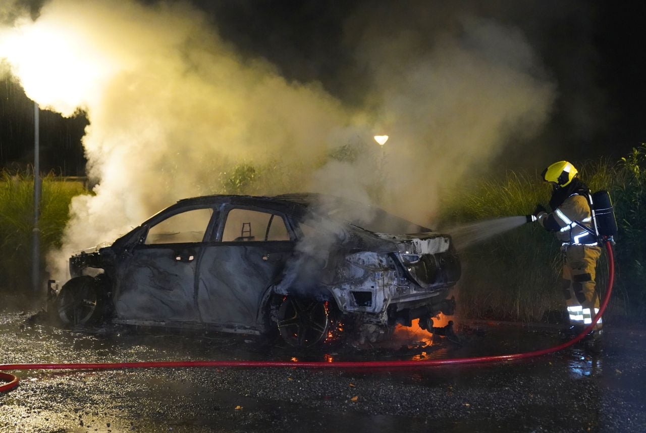 Mercedes uit 2023 in brand op parkeerplaats in Lith (foto: Bart Meesters / Persbureau Heitink).