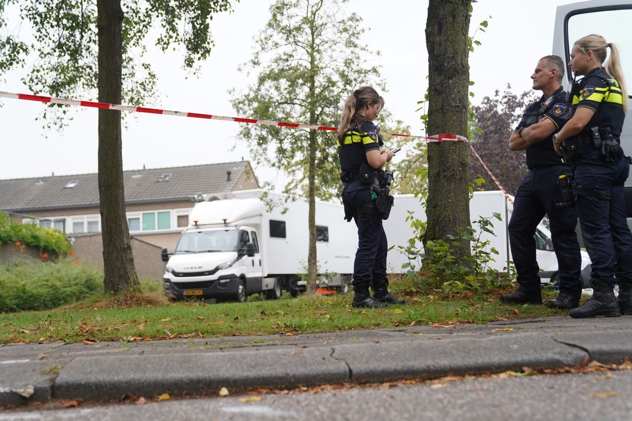 Er zijn vrijdag veel specialisten van de politie aanwezig (foto: Bart Meesters / Persbureau Heitink).