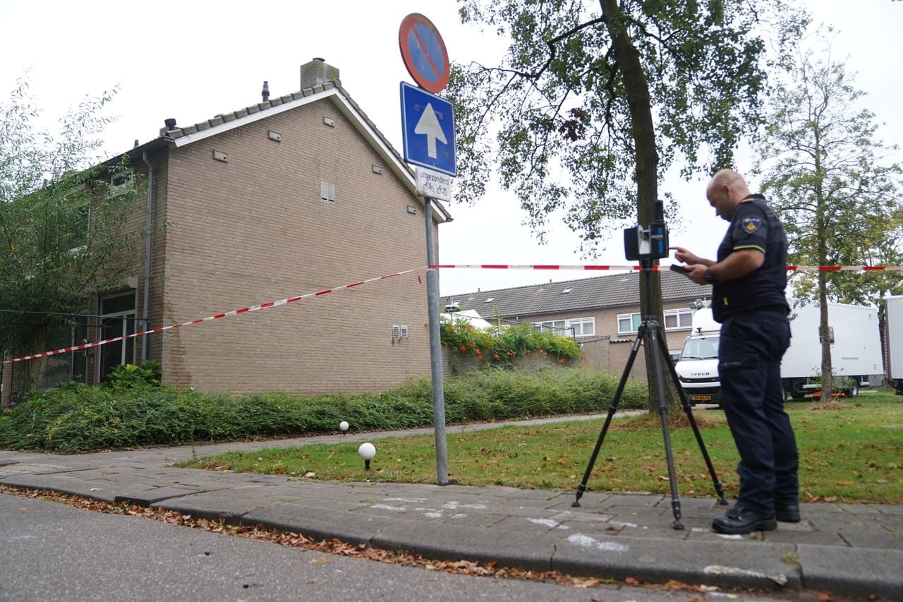De forensisch opsporing doet sporenonderzoek (foto: Bart Meesters / Persbureau Heitink).