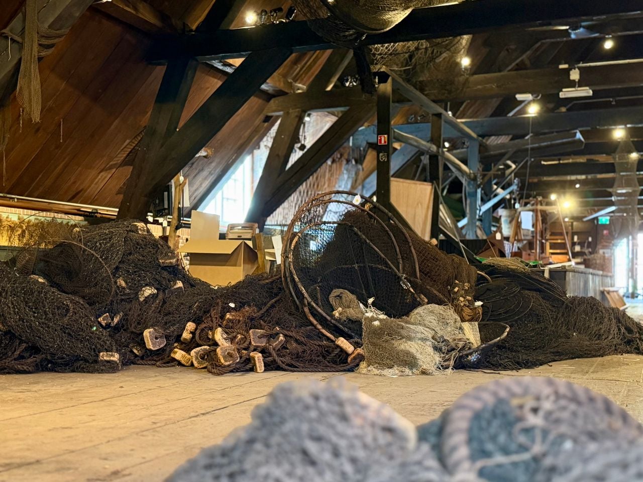 In het Visserijmuseum liggen nog een hoop oude visnetten (foto: Isabel Pijnappels).