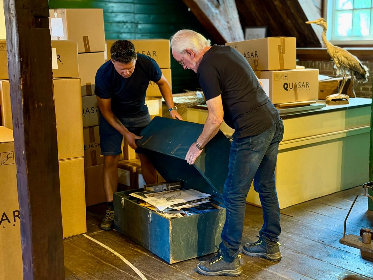 Twee vrijwilligers van het Visserijmuseum in Woudrichem sorteren de laatste spullen (foto: Isabel Pijnappels).