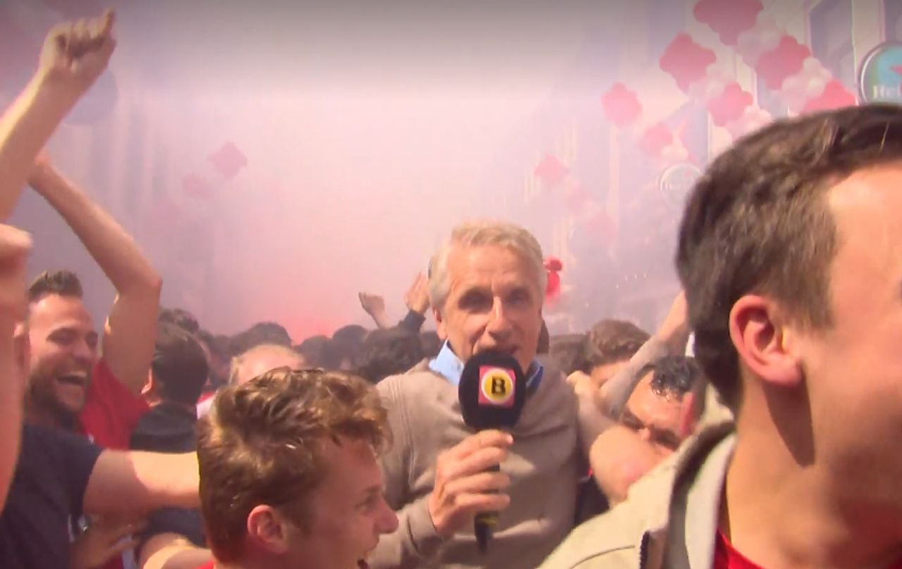 Verslaggever Jan Waalen op handen gedragen door PSV-fans