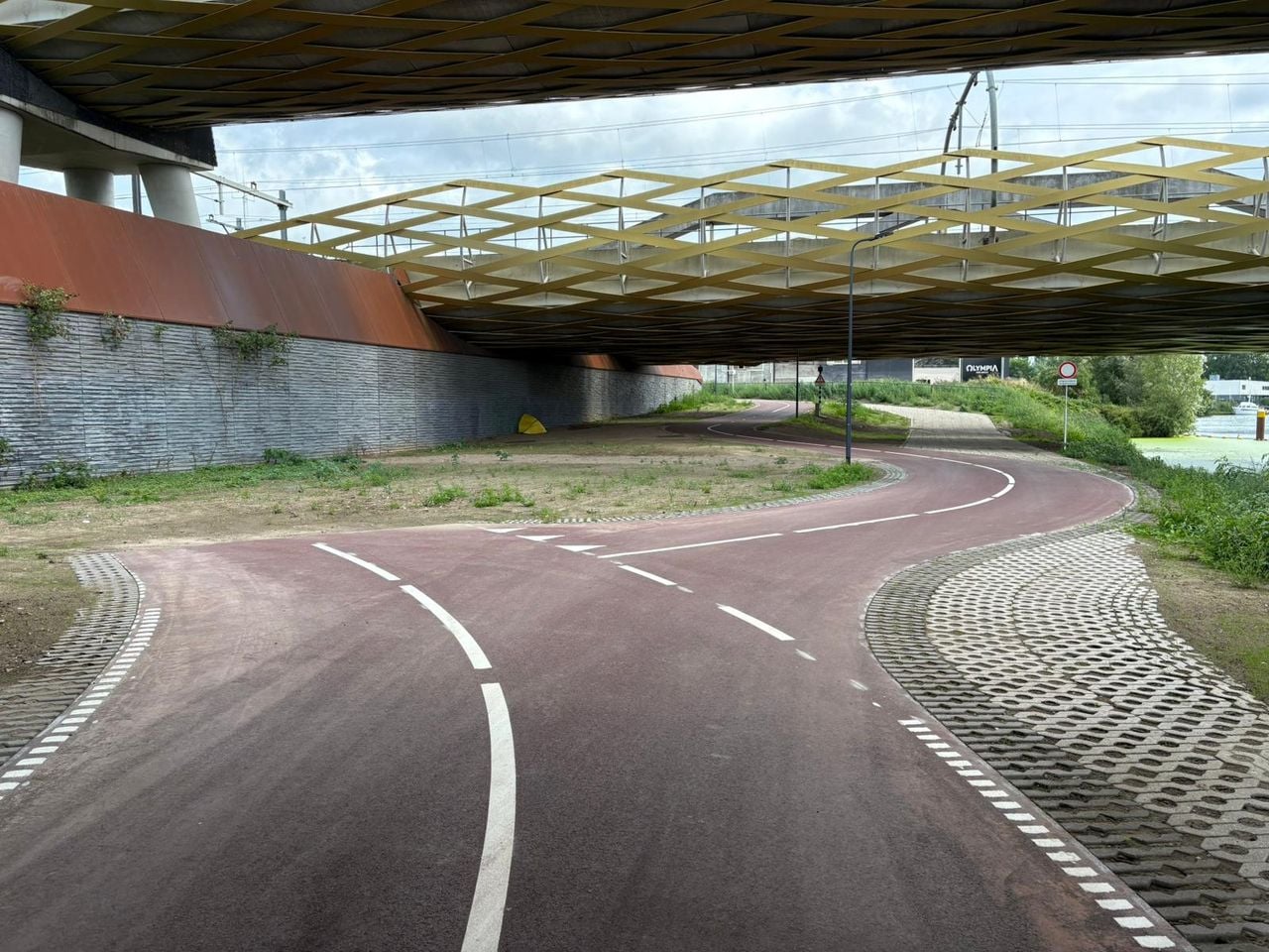 Het fietspad houdt opeens op in de bocht naar links (foto: Wilco Zonneveld).