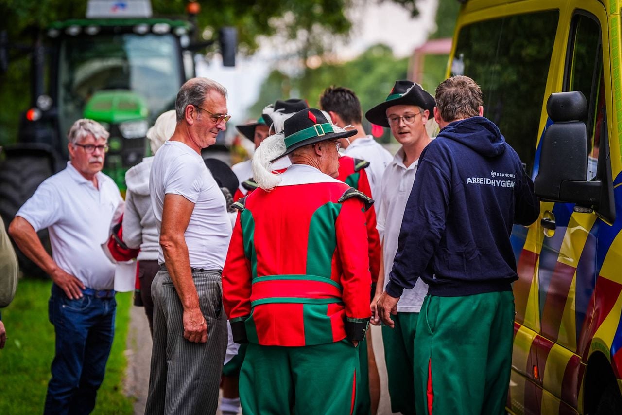 Een van de twee redders krijgt nog een trui van de brandweer om warm te blijven. (Foto: Persbureau Heitink.)