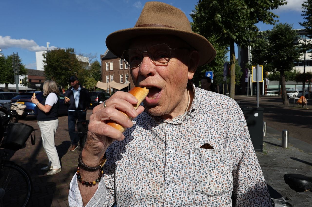 Harry (83) luistert iedere dag naar Omroep Brabant, samen met zijn vrouw Gerry (80) (foto: Omroep Brabant).