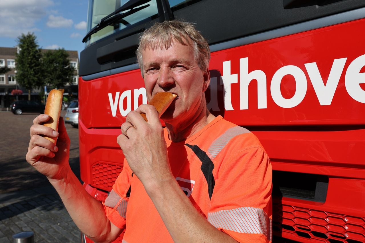 Deze vrachtwagenchauffeur geniet van een worstenbroodje (foto: Omroep Brabant).