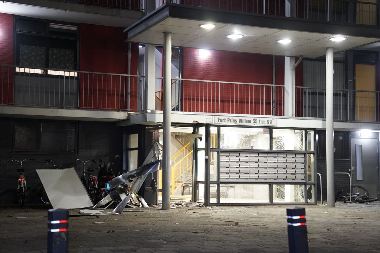 De explosie heeft de deur eruit geblazen (foto: Bart Meesters / Persbureau Heitink).