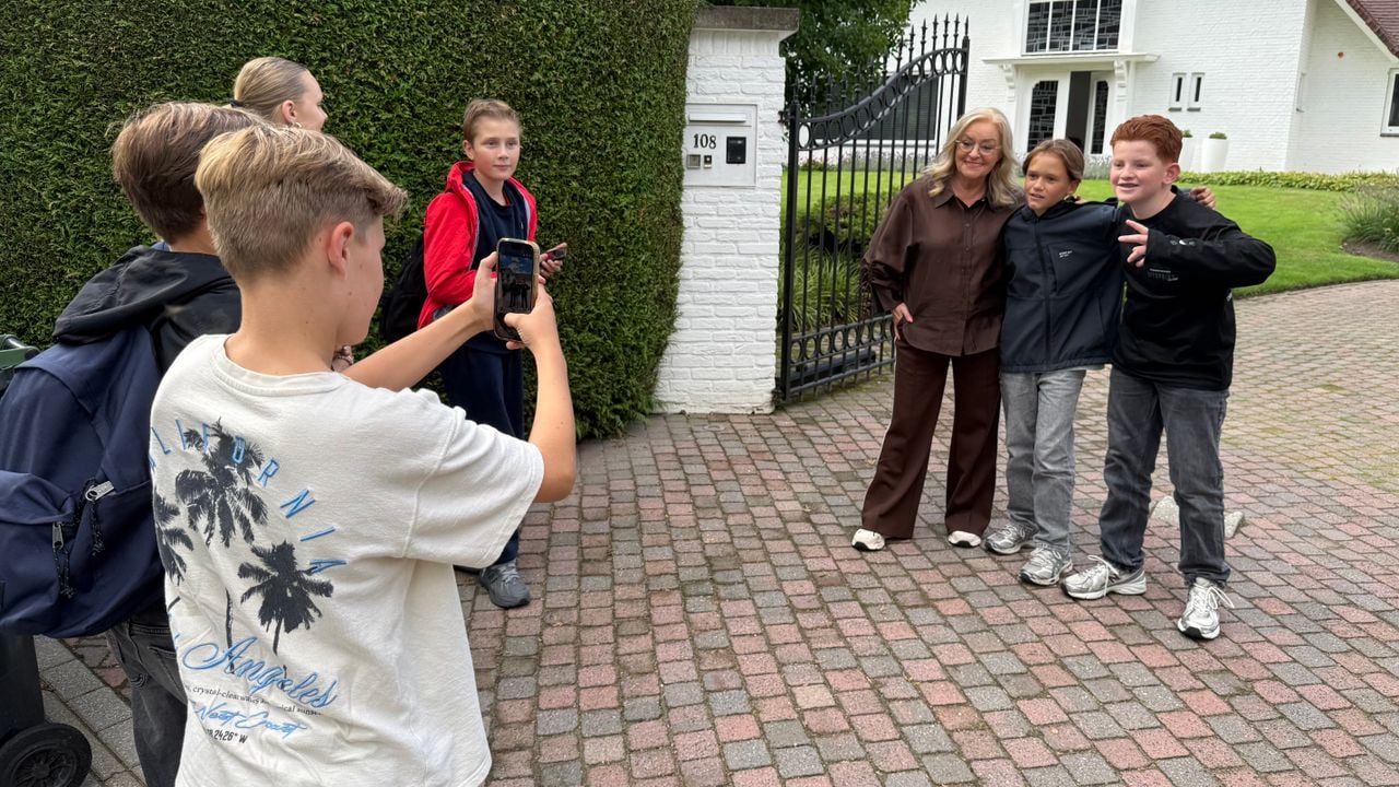 Scholieren uit de omgeving mogen op de foto met Corry Konings (foto: Erik Peeters)