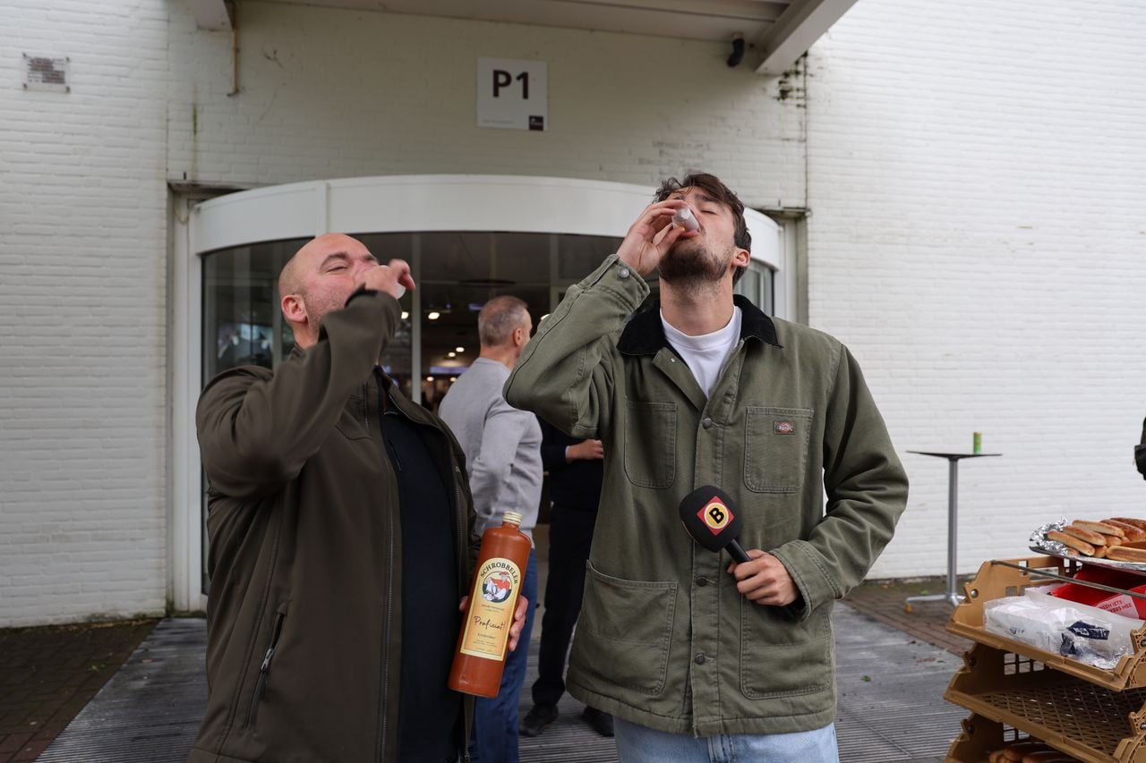 Verslaggever Thijs drinkt een Schrobbelèr met Paul (foto: Omroep Brabant).