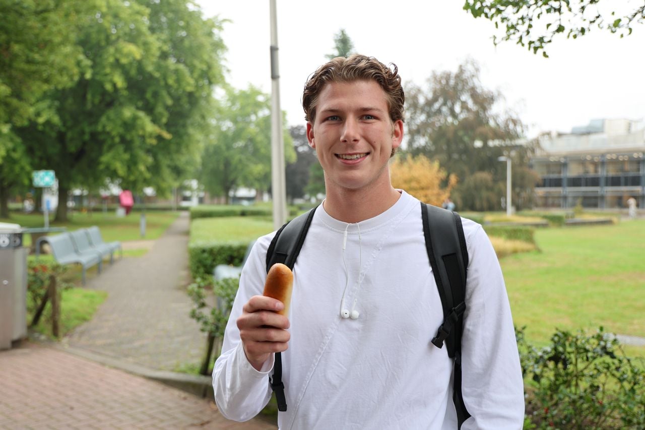 Freek geniet van een worstenbroodje, maar in het weekend maakt hij ze zelf! (foto: Omroep Brabant)