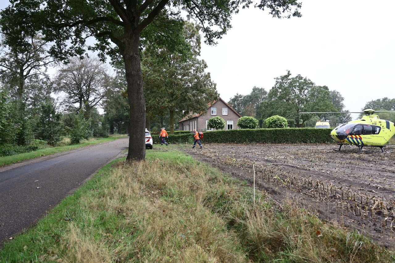 Een man is dinsdagochtend van het dak gevallen in Stevensbeek (foto: SK-Media / Persbureau Heitink).