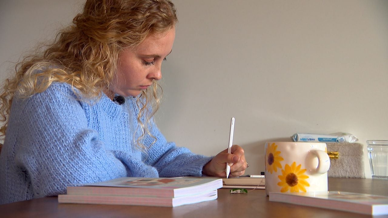 Bente aan het werk aan haar keukentafel