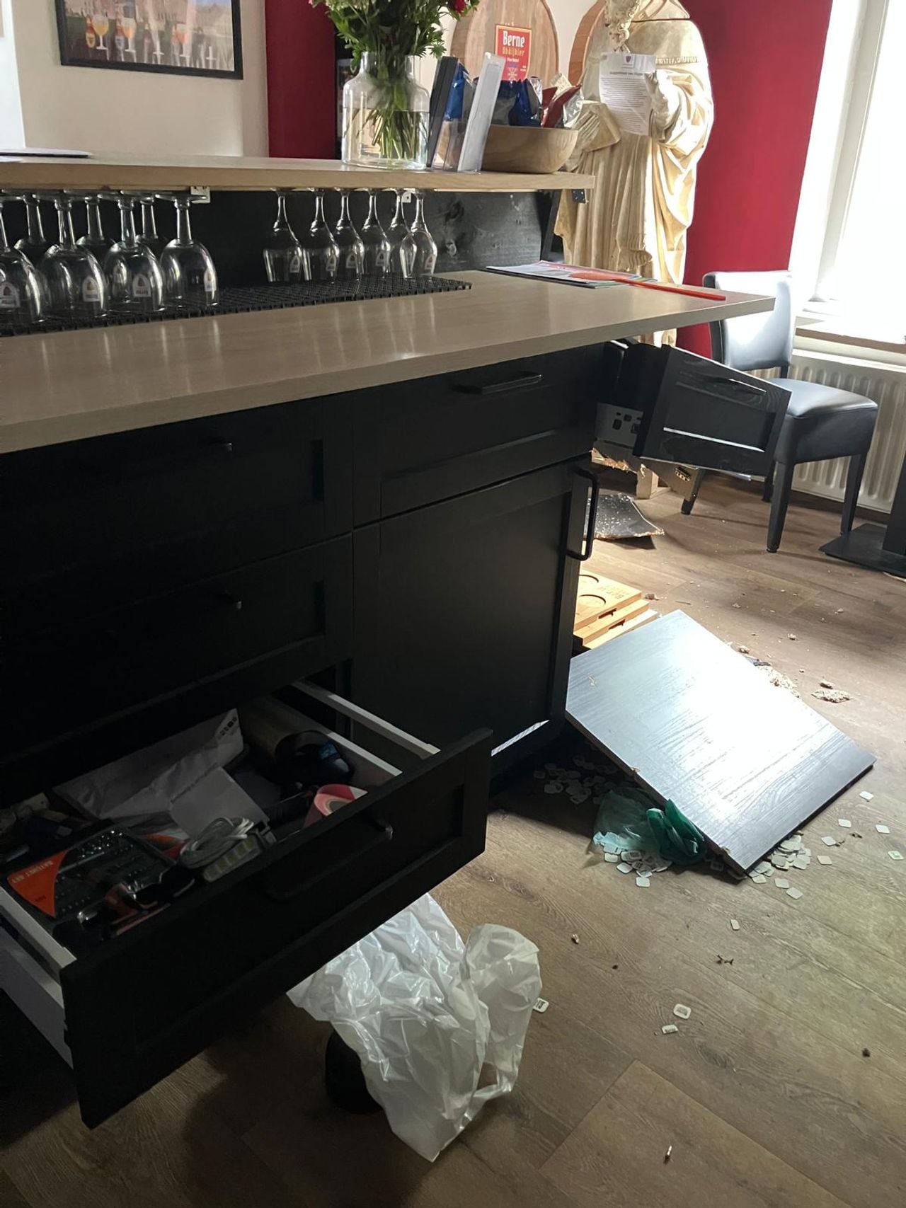 Inbraak bij het Proeflokaal in Heeswijk Dinther (foto: Gijs Doremalen).
