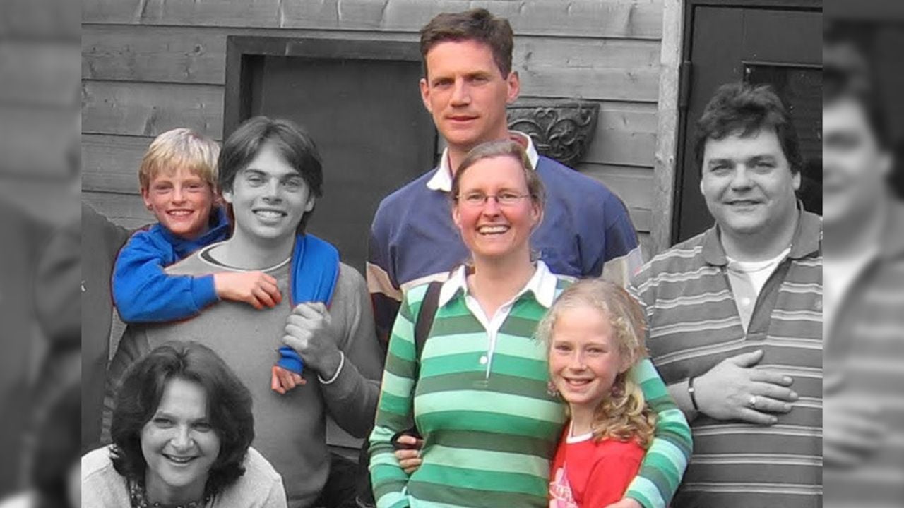 Bart en zijn gezin samen met Mari-Jette (linksonder) en haar man Herman (rechts).