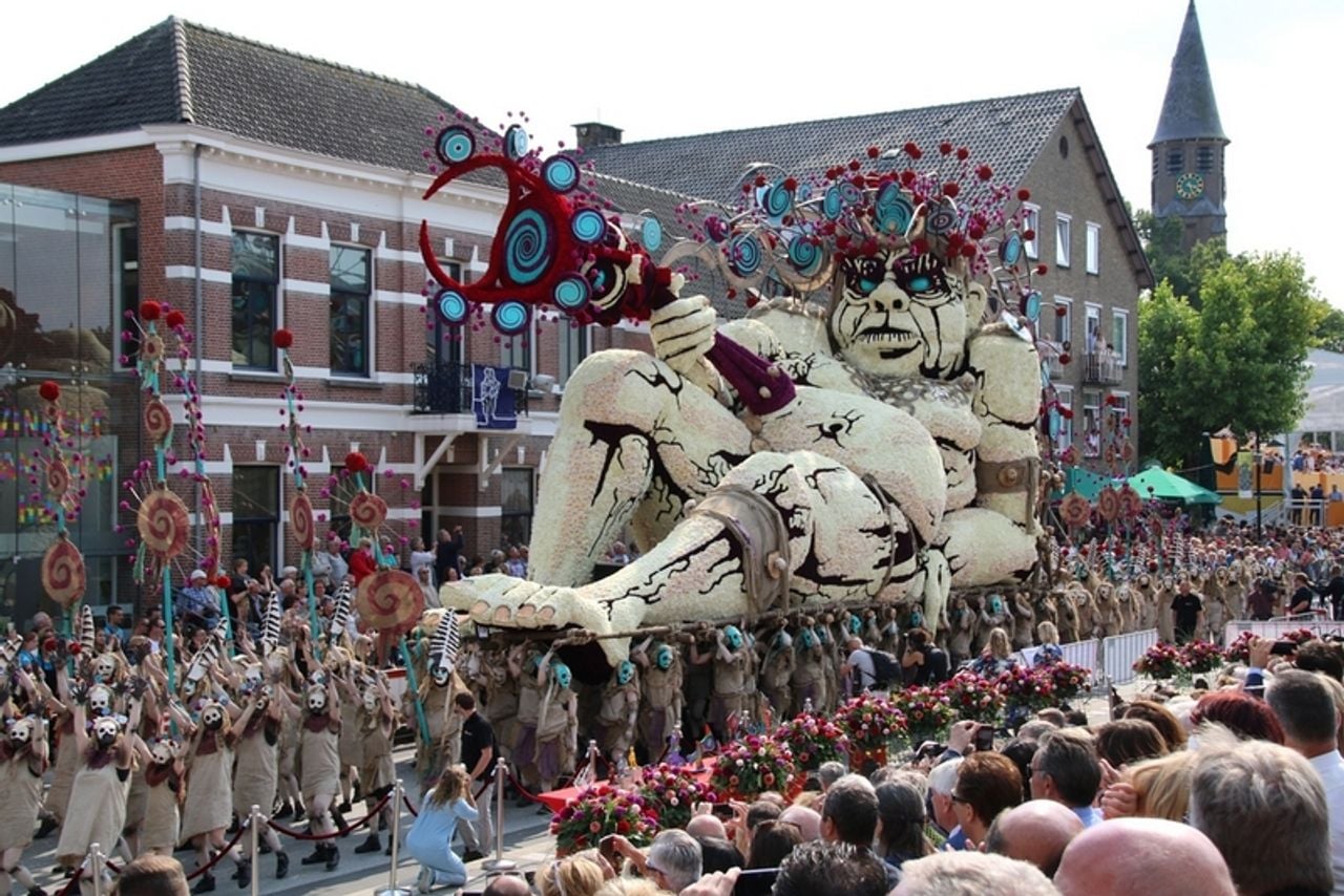 Op Handen gedragen (foto: Erwin Martens / Archief Corso Zundert).