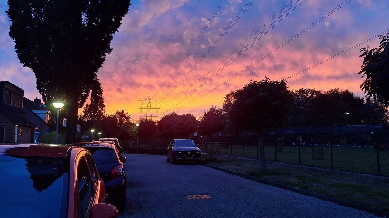 'Lijkt wel alsof Oirschot in brand staat. Wat een mooie zonsondergang' (foto: Birgitt van Son-Houben op Facebook).