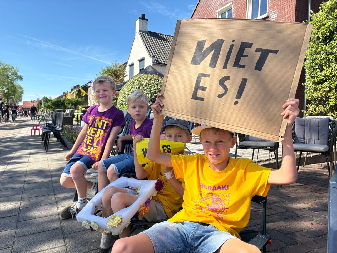 Jonge fans moedigen aan (foto: Manon Snoeren).