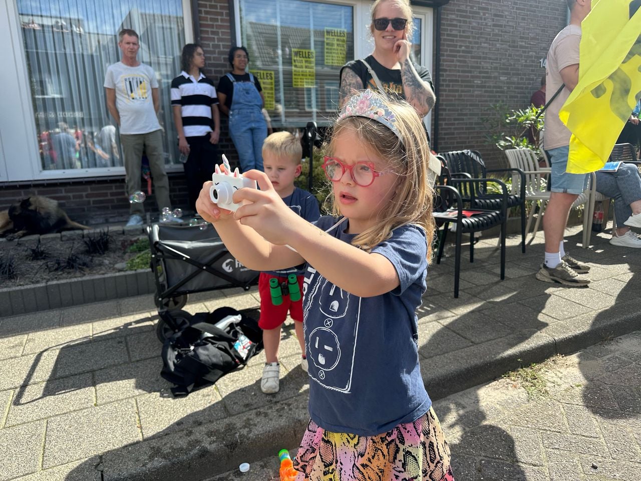 Amara (5) legt alle wagens vast met haar fotocamera (foto: Floortje Steigenga).