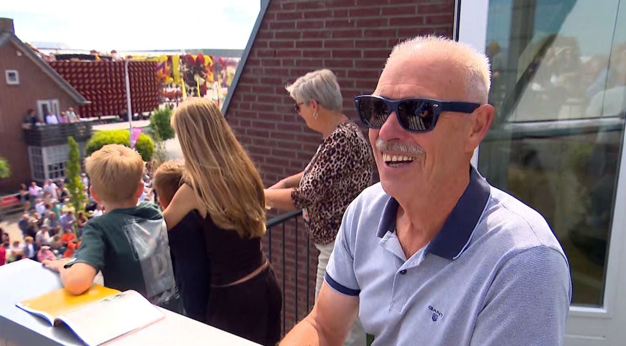 Wil geniet vanaf zijn balkon (foto: Floortje Steigenga).