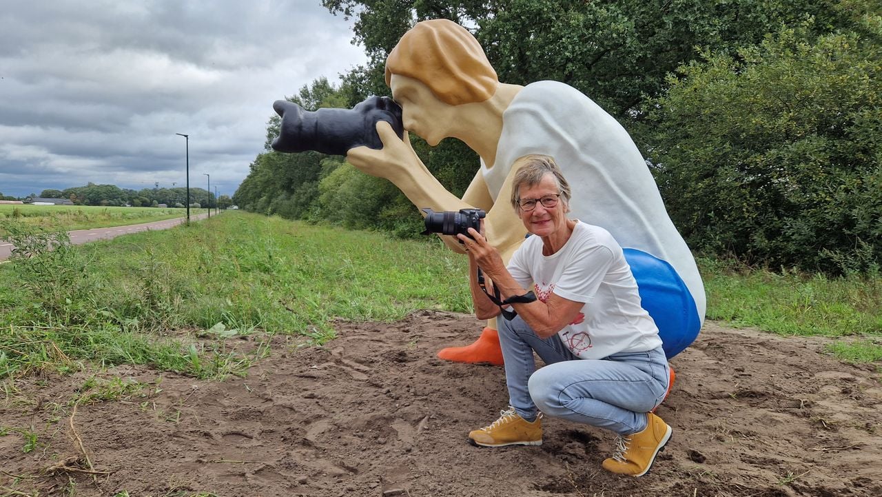 Miriam bij haar eigen kunstwerk (foto: Tom Berkers).