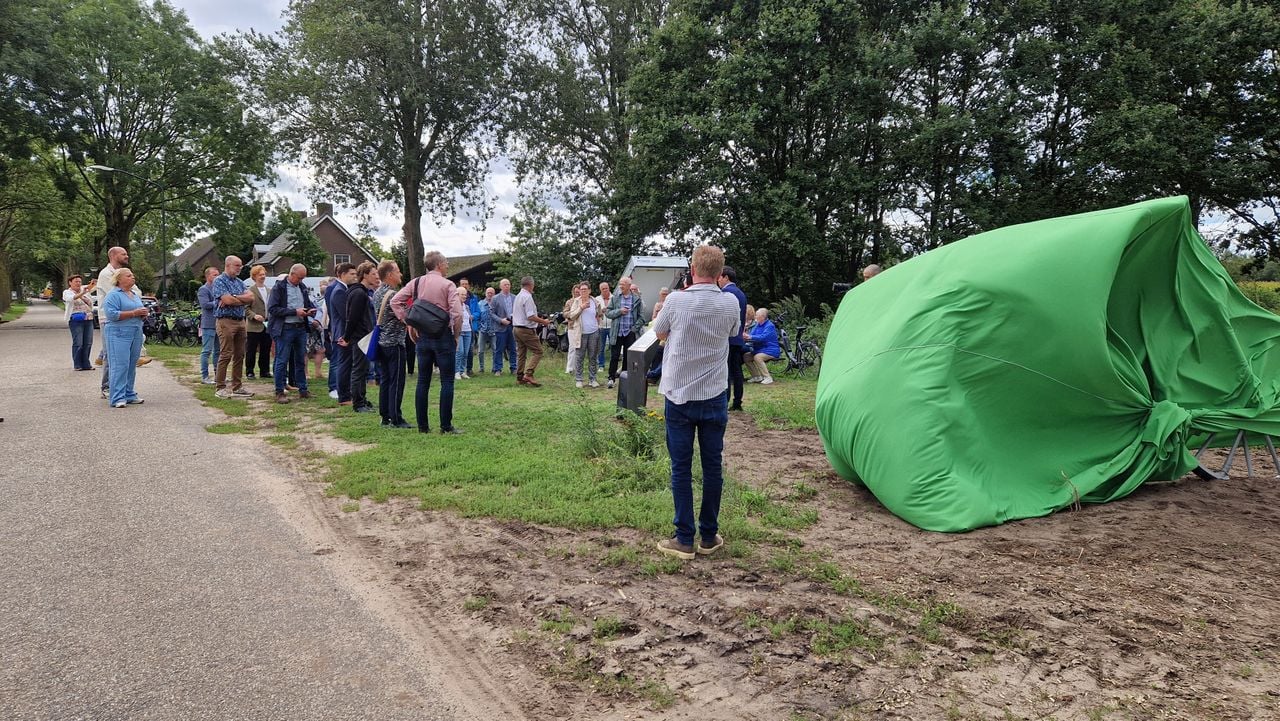 De onthulling van één van de kunstwerken (foto: Tom Berkers).