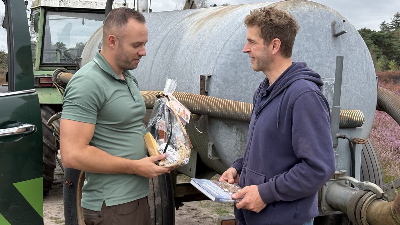 Boswachterr Erik Schram heeft een kleinigheidje meegenomen voor paardenboer Martien (foto: Raymond Merkx).