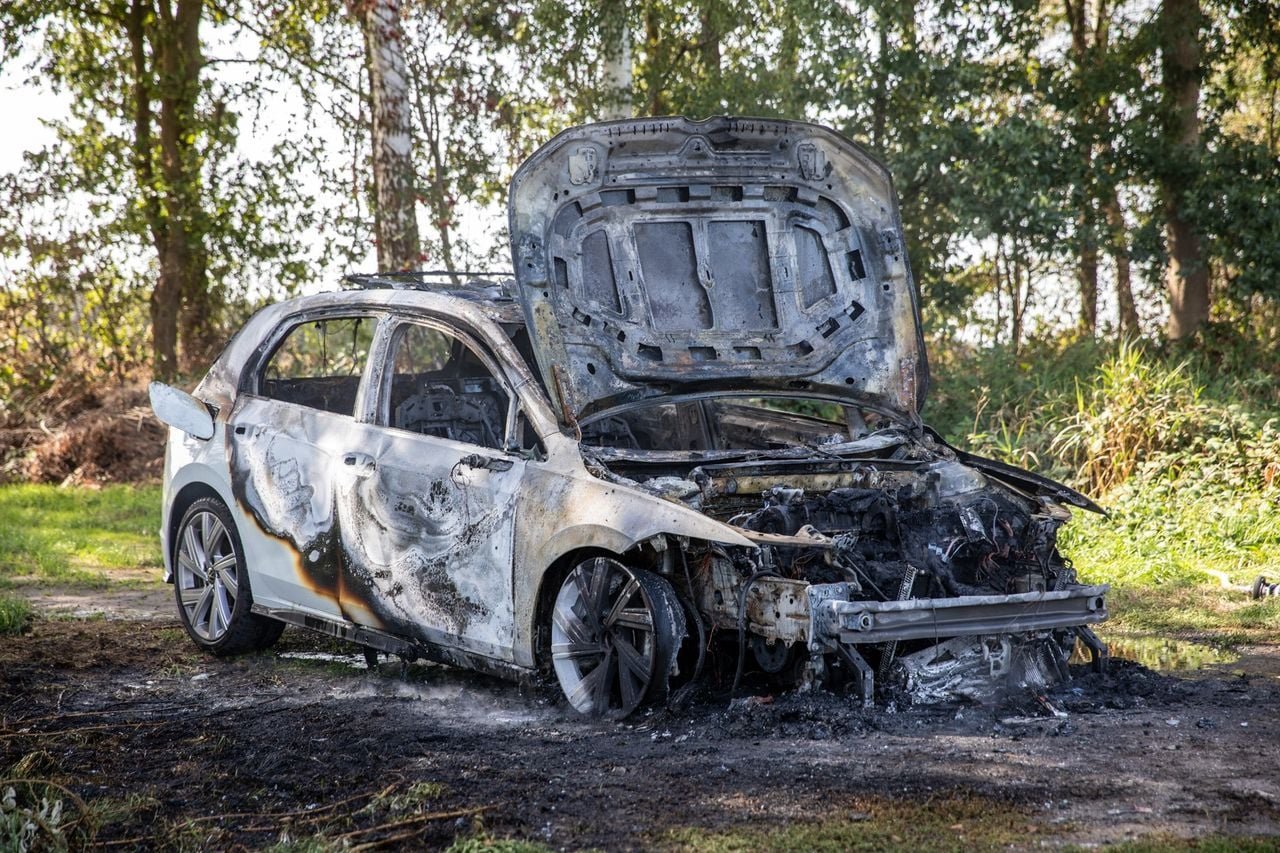 De brandweer wist te voorkomen dat het accupakket van de wagen ook in vlammen opging. (Foto: Christian Traets / Persbureau Heitink.)