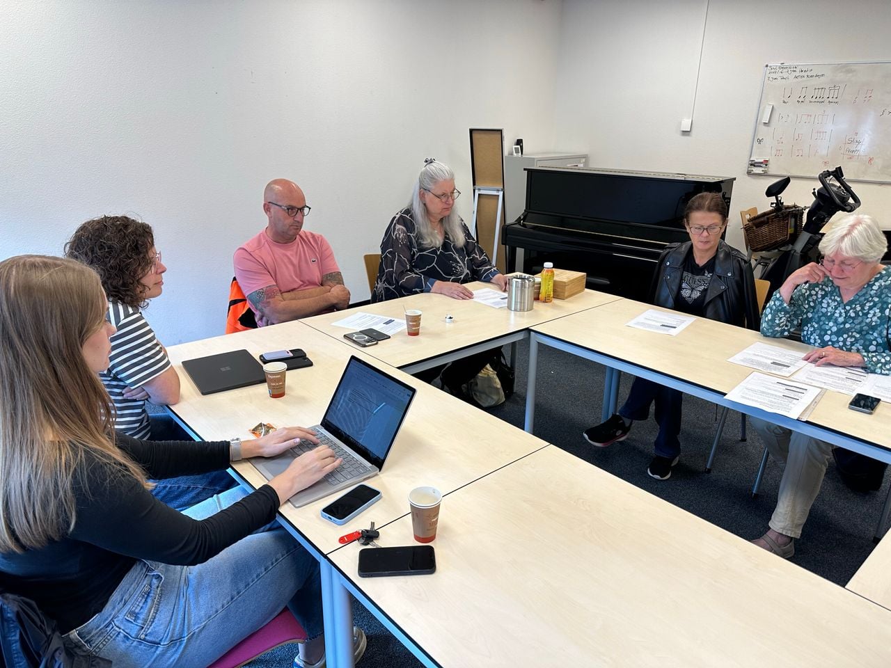 Jolanda tijdens het bespreken van de tekst van Brabantse Delta. (foto: Floortje Steigenga)