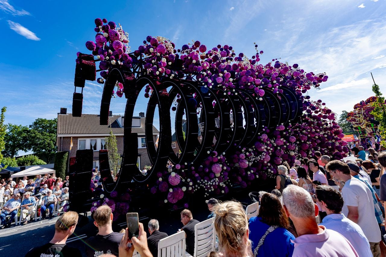 Buurtschap Helpt Elkander met Wormhole. (Foto: MARCEL VAN DORST / EYE4IMAGES).