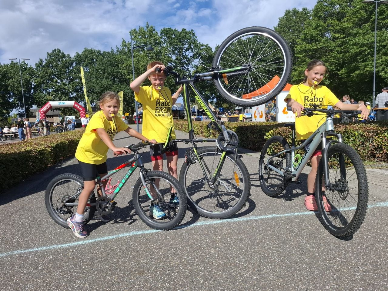 Hannah, Quirijn en Mijntje deden mee aan de Dikke Banden Race in Waalwijk (foto: Leon Voskamp).