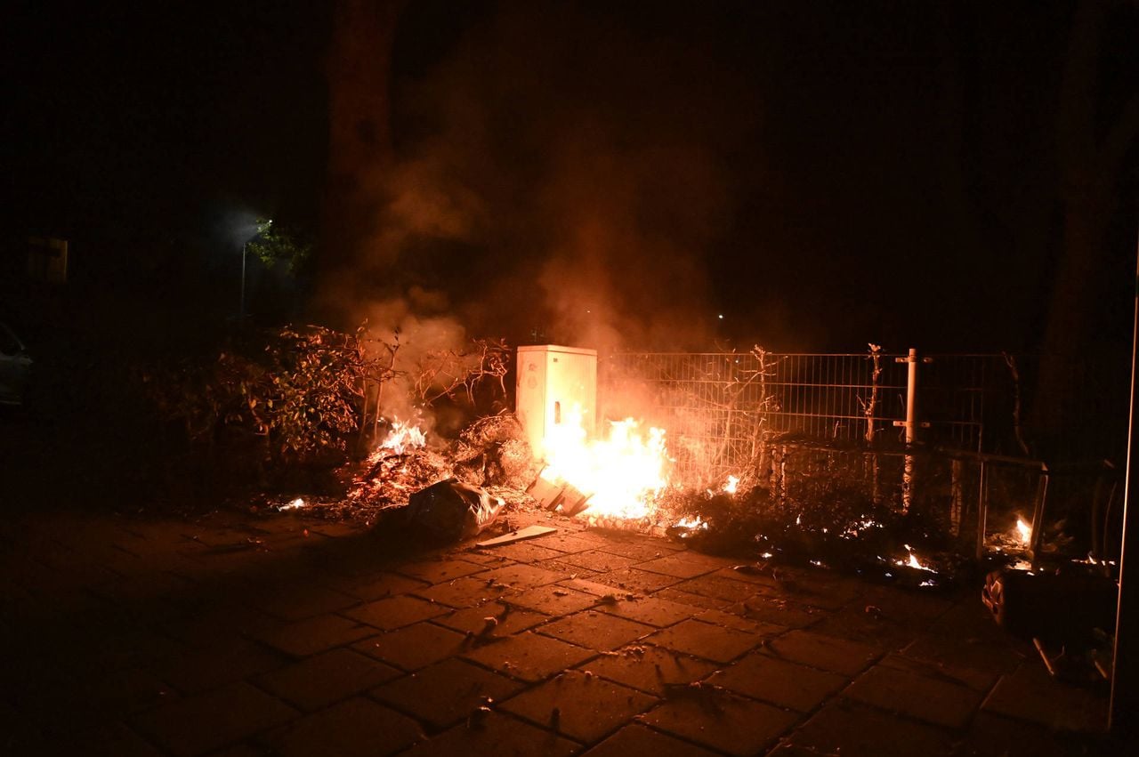 Een uur na de andere branden stond afval bij een container in brand (foto: Perry Roovers / Persbureau Heitink).