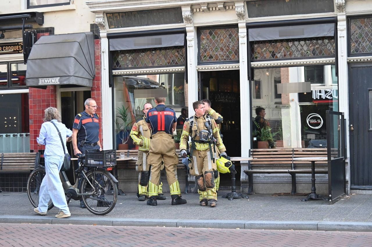 Vermoedelijk lekte een van de koolzuurflessen in de kelder van het café. (Foto: Perry Roovers / Persbureau Heitink.)