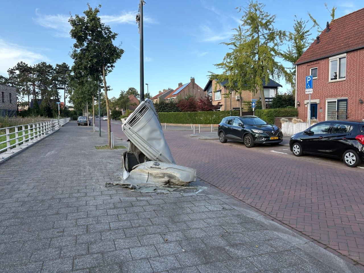 De schade is maandagochtend nog altijd zichtbaar (foto: Omroep Brabant).