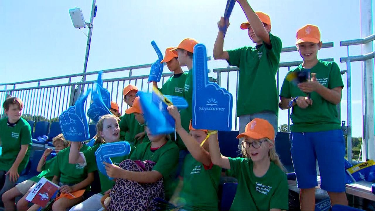 Kids op de tribune in Cromvoirt (beeld: Omroep Brabant).