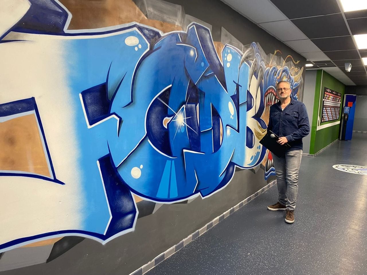 Hans van den Heuvel in de spelerstunnel van FC Den Bosch.