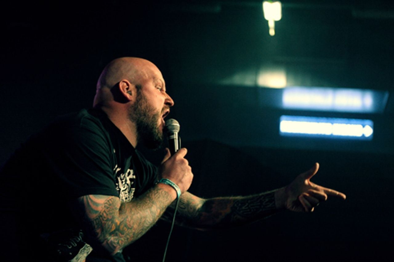 Michiel tijdens een optreden met zijn band (foto: privé).
