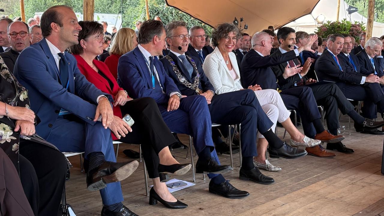 Burgemeester Dijsselbloem van Eindhoven en premier Jetten bij de aftrap (foto: Rogier van Son)
