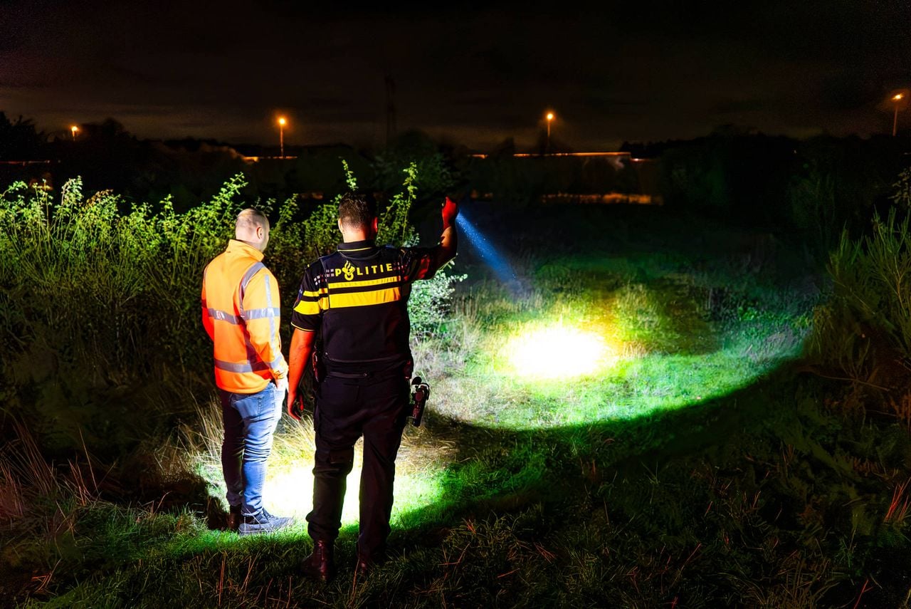 De politie, gemeente en brandweer kwamen op de vondst af (foto: Lucas Lammers / Persbureau Heitink).