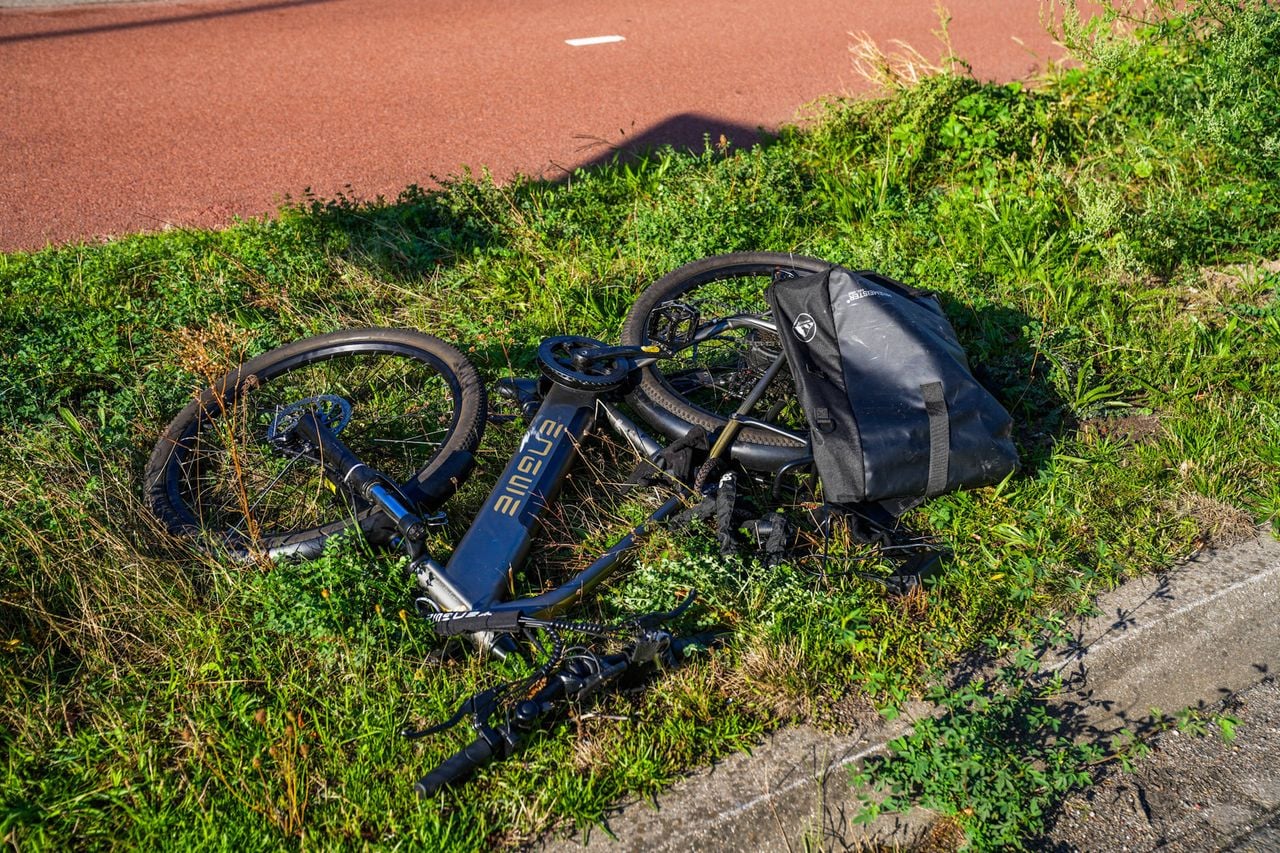 Fietser zwaargewond bij botsing met auto in Veldhoven (foto: Dave Hendriks/Persbureau Heitink).