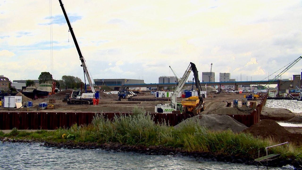 De werkzaamheden aan de nieuwe Merwedebrug zijn begonnen (foto: Isabel Pijnappels).