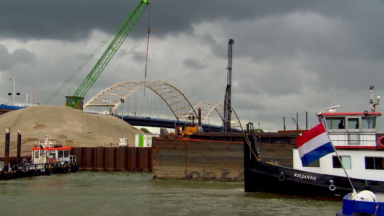 De Boven-Merwede bij Sleeuwijk is door de bouwwerkzaamheden een stuk smaller geworden (foto: Isabel Pijnappels).