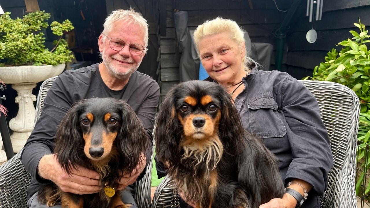 Karel met baasje Wiegert (l) en Saartje met haar baasje Gonnie (foto: Erik Peeters)