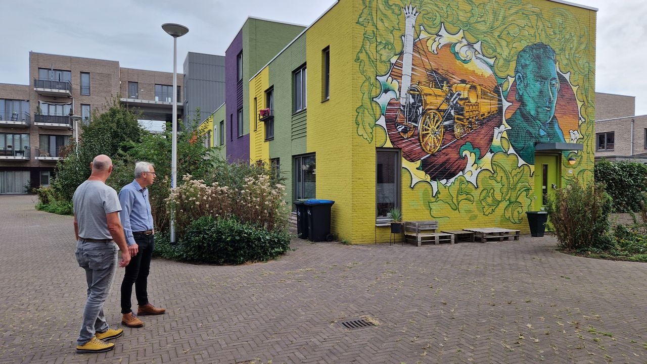 De heren maken een wandeling door Woensel-West in Eindhoven (foto: Tom Berkers).
